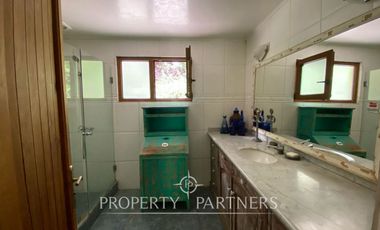 Preciosa casa en parcela rodeada de árboles nativos