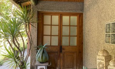 Preciosa casa en parcela rodeada de árboles nativos