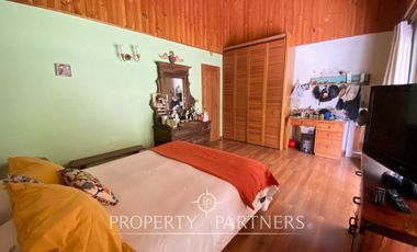 Preciosa casa en parcela rodeada de árboles nativos