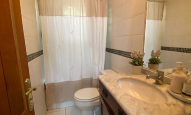 Preciosa casa en parcela rodeada de árboles nativos