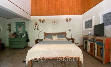 Preciosa casa en parcela rodeada de árboles nativos