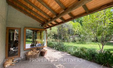 Preciosa casa en parcela rodeada de árboles nativos