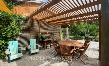 Preciosa casa en parcela rodeada de árboles nativos