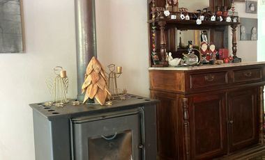 Preciosa casa en parcela rodeada de árboles nativos