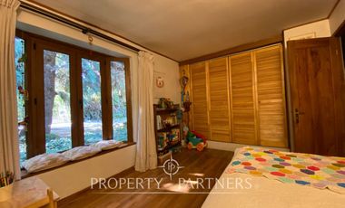 Preciosa casa en parcela rodeada de árboles nativos