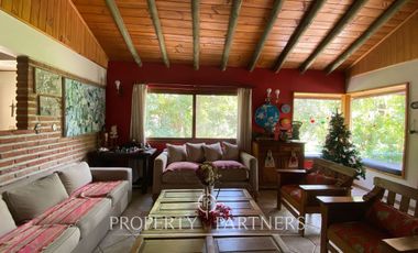 Preciosa casa en parcela rodeada de árboles nativos