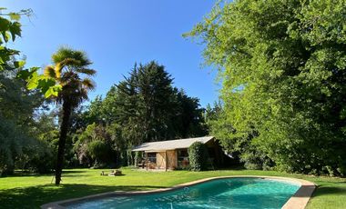 Preciosa casa en parcela rodeada de árboles nativos