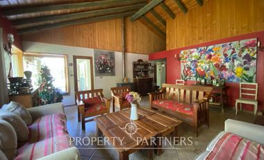 Preciosa casa en parcela rodeada de árboles nativos