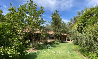 Preciosa casa en parcela rodeada de árboles nativos