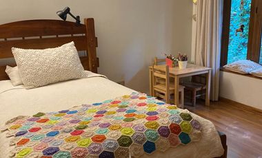 Preciosa casa en parcela rodeada de árboles nativos