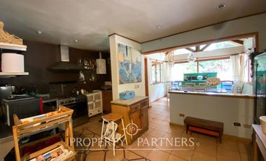 Preciosa casa en parcela rodeada de árboles nativos