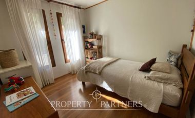 Preciosa casa en parcela rodeada de árboles nativos