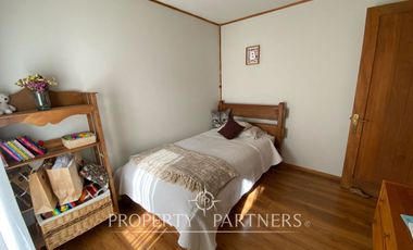 Preciosa casa en parcela rodeada de árboles nativos