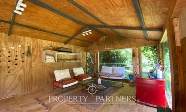 Preciosa casa en parcela rodeada de árboles nativos