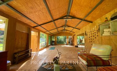 Preciosa casa en parcela rodeada de árboles nativos