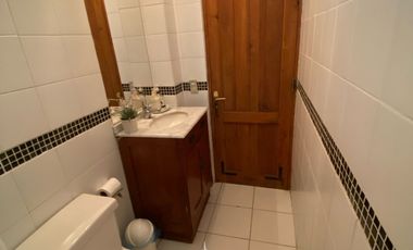 Preciosa casa en parcela rodeada de árboles nativos