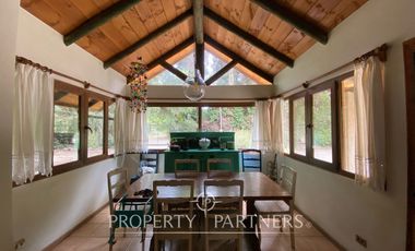 Preciosa casa en parcela rodeada de árboles nativos