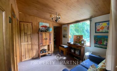 Preciosa casa en parcela rodeada de árboles nativos