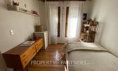 Preciosa casa en parcela rodeada de árboles nativos