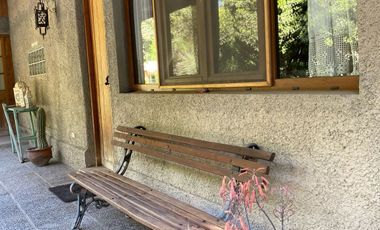 Preciosa casa en parcela rodeada de árboles nativos