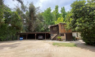 Preciosa casa en parcela rodeada de árboles nativos