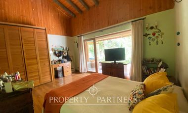 Preciosa casa en parcela rodeada de árboles nativos