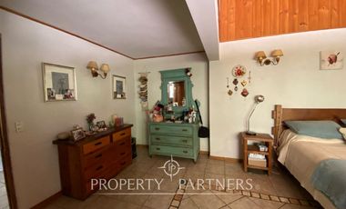 Preciosa casa en parcela rodeada de árboles nativos