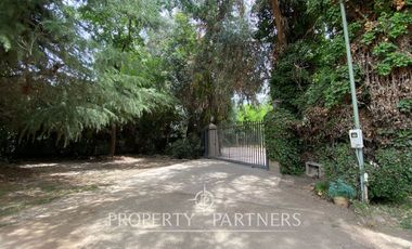 Preciosa casa en parcela rodeada de árboles nativos