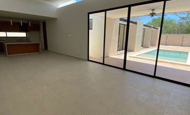 CASA VENTA MERIDA UNA PLANTA CON ALBERCA EN PRIVADA CON AMENIDADES ZONA COUNTRY