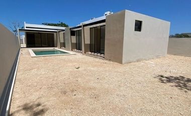 CASA VENTA MERIDA UNA PLANTA CON ALBERCA EN PRIVADA CON AMENIDADES ZONA COUNTRY