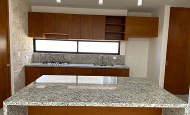 CASA VENTA MERIDA UNA PLANTA CON ALBERCA EN PRIVADA CON AMENIDADES ZONA COUNTRY