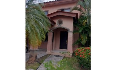 SEA CONFIABLE VENDE CASA EN VERSALLES 3 RECAMARAS