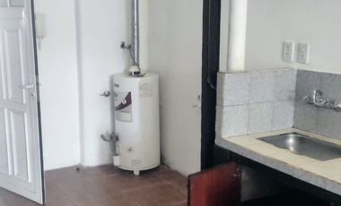 Departamento dos dormitorios, con ingreso independiente y patio con parrilla.