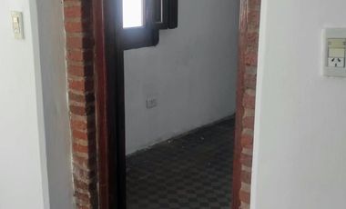 Departamento dos dormitorios, con ingreso independiente y patio con parrilla.