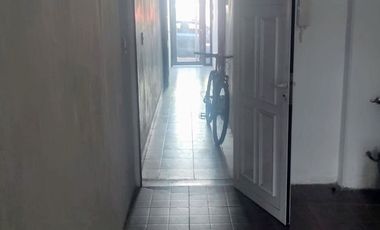 Departamento dos dormitorios, con ingreso independiente y patio con parrilla.