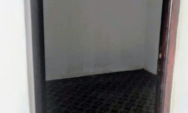 Departamento dos dormitorios, con ingreso independiente y patio con parrilla.
