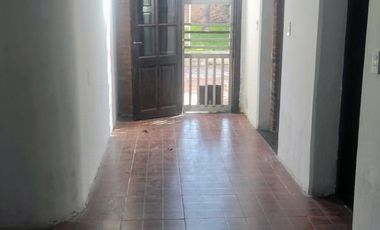 Departamento dos dormitorios, con ingreso independiente y patio con parrilla.