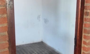 Departamento dos dormitorios, con ingreso independiente y patio con parrilla.