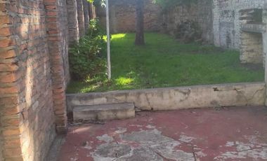Departamento dos dormitorios, con ingreso independiente y patio con parrilla.