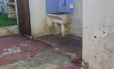 Departamento dos dormitorios, con ingreso independiente y patio con parrilla.
