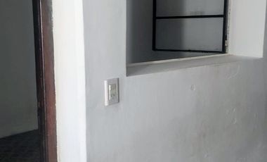 Departamento dos dormitorios, con ingreso independiente y patio con parrilla.