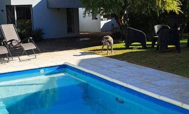 Alquiler de Casa  c/ cochera y pisicina  en Villa Allende Golf
