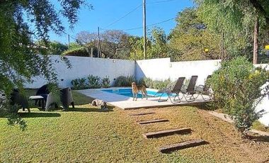 Alquiler de Casa  c/ cochera y pisicina  en Villa Allende Golf