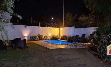 Alquiler de Casa  c/ cochera y pisicina  en Villa Allende Golf