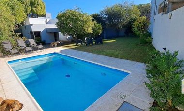 Alquiler de Casa  c/ cochera y pisicina  en Villa Allende Golf