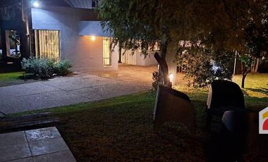 Alquiler de Casa  c/ cochera y pisicina  en Villa Allende Golf