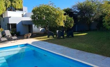 Alquiler de Casa  c/ cochera y pisicina  en Villa Allende Golf