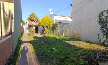 Terreno con casa a demoler. Barrio Las Avenidas. Venta  o Permuta.