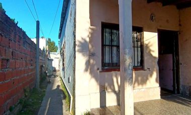 Terreno con casa a demoler. Barrio Las Avenidas. Venta  o Permuta.