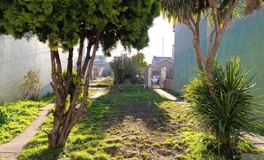 Terreno con casa a demoler. Barrio Las Avenidas. Venta  o Permuta.